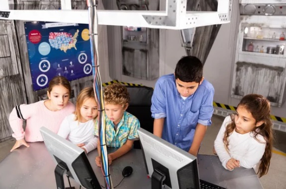 dzieci rozwiązujące zagadki w escape room online